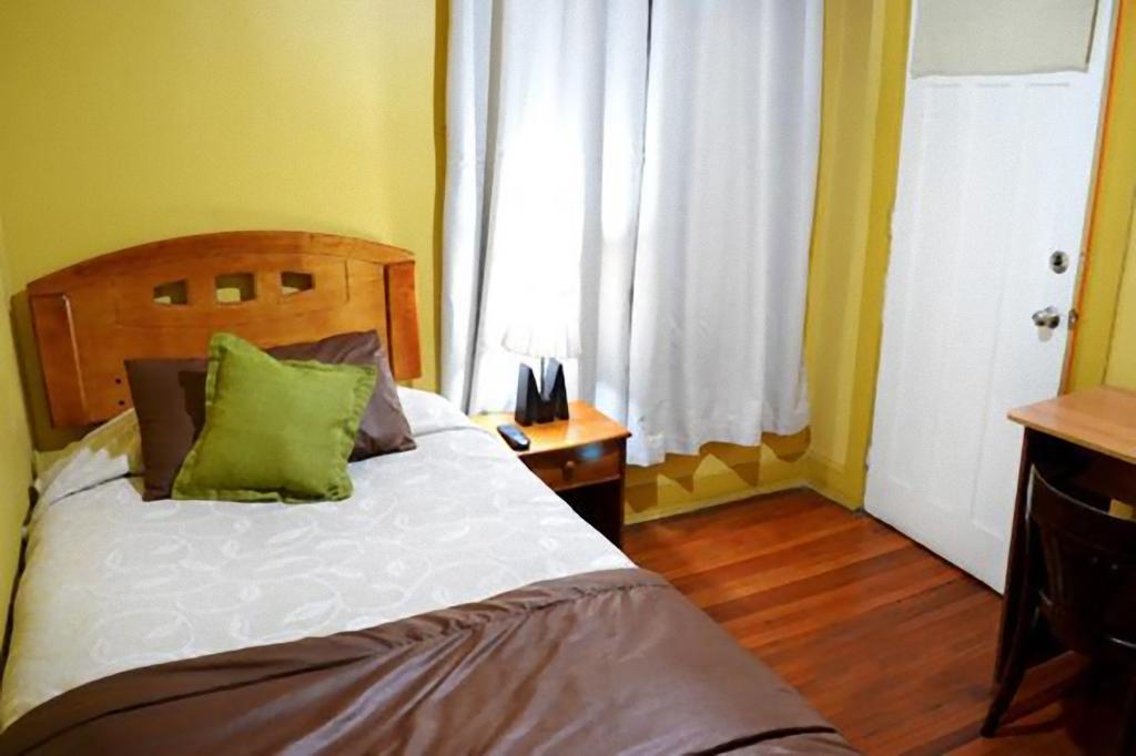 Hotel Almenas Santiago Bilik gambar