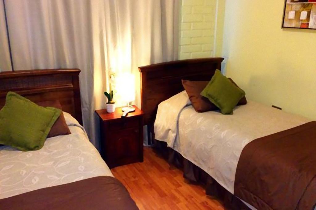 Hotel Almenas Santiago Bilik gambar